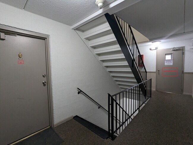 Building Photo - 573 Fairway View Dr