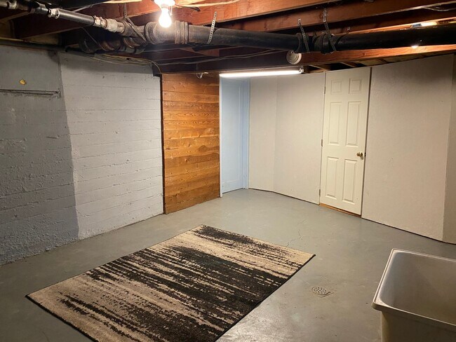 Building Photo - 523 N Markeson St