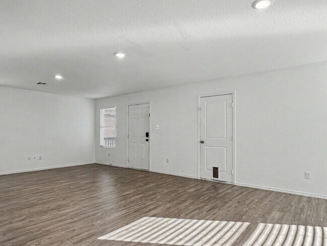 Building Photo - Comfortable 3-Bedroom/2-Bath in Growing Far Northwest