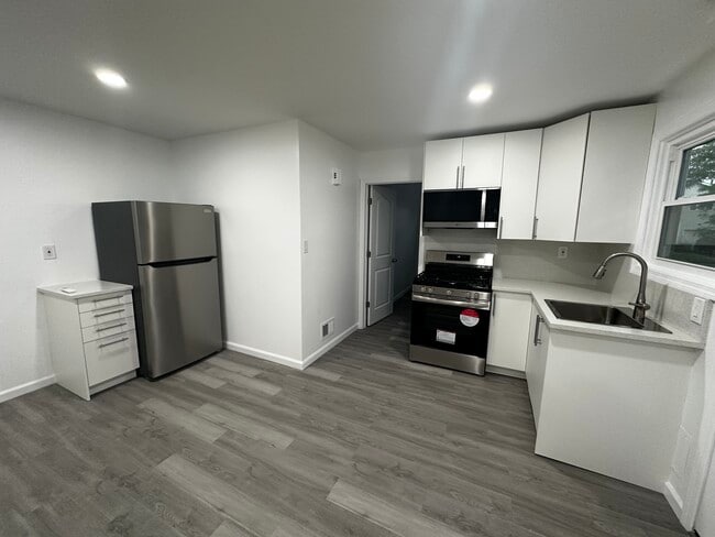 Building Photo - 179 Ada Dr