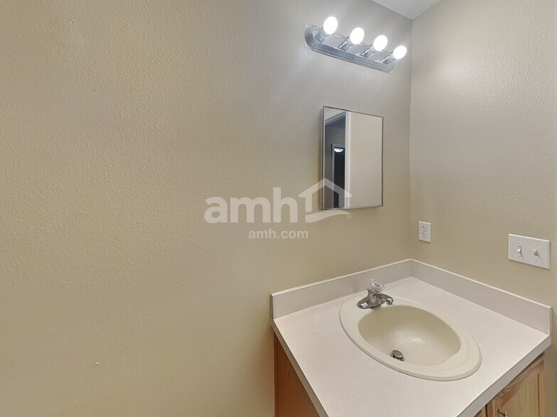 Building Photo - 1888 Vale Dr