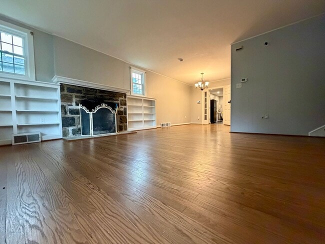 Building Photo - Stunning 4-Bedroom Home Nestled in Glenside. Available NOW!