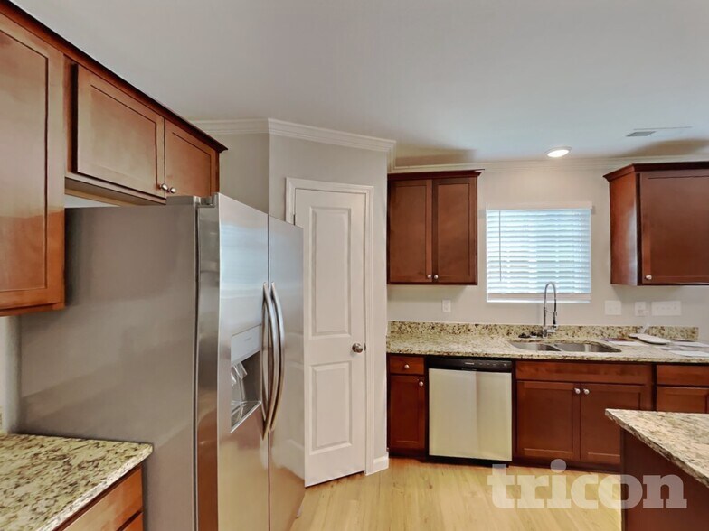 Building Photo - 3007 Stauton Dr