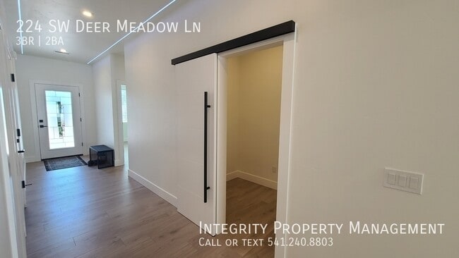 Building Photo - 224 Meadow Ln