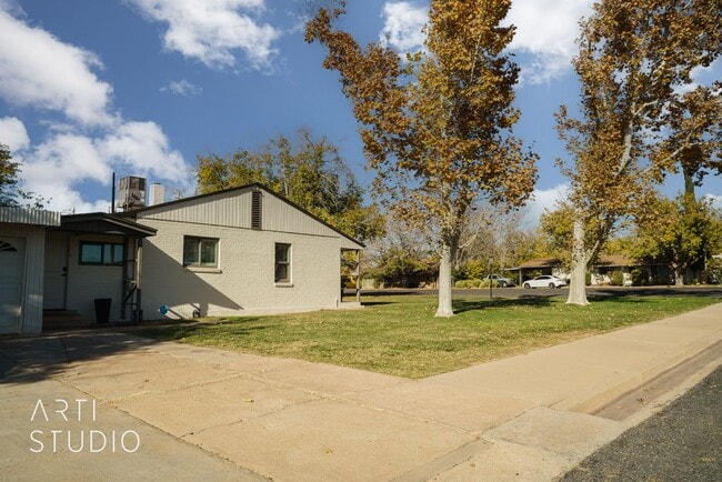 Building Photo - Newly Renovated 3 Bedroom, 2 Bathroom Home...