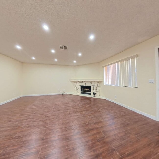 Building Photo - Beautiful 2 Bedroom 2 Bathroom Condo at The Lakes!