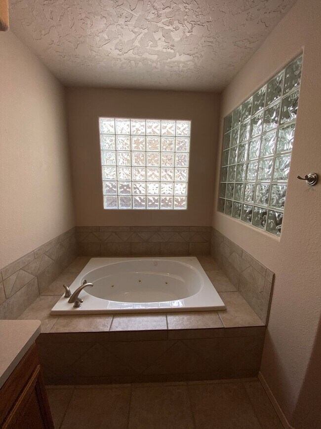 Building Photo - Beautiful home in The Boulders at Sonoma Ranch ***55 Plus Community***