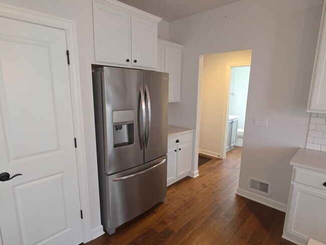 Building Photo - Like New 5 bedroom Pewaukee home in Broken...