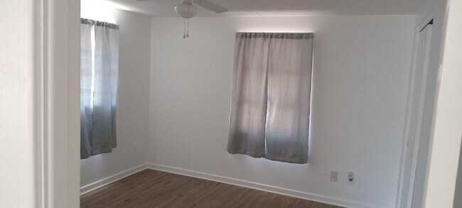 Building Photo - 131 E Camphor St