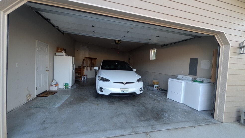 Garage - 632 S Lawler Ave