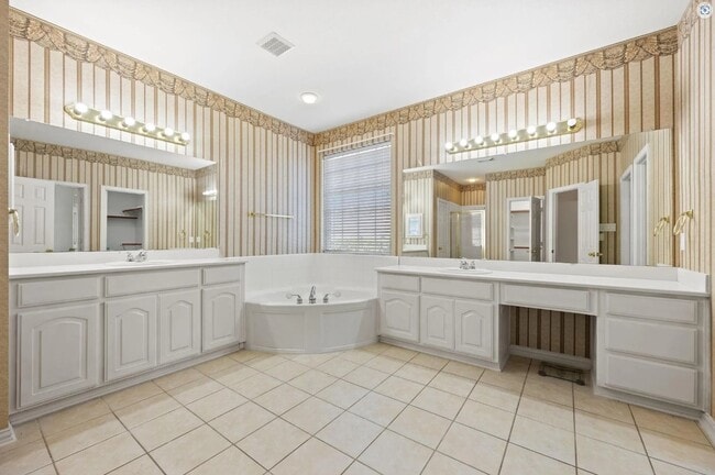 Building Photo - 1605 Berwick Dr