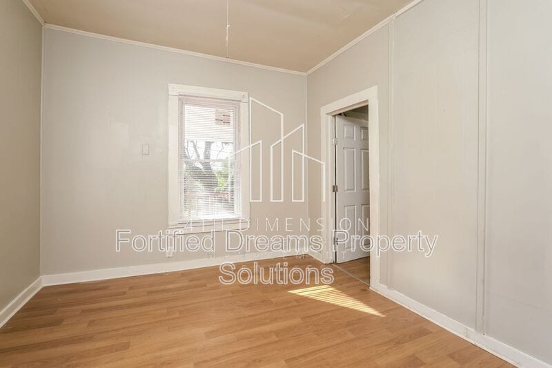 Building Photo - 2015 Row St