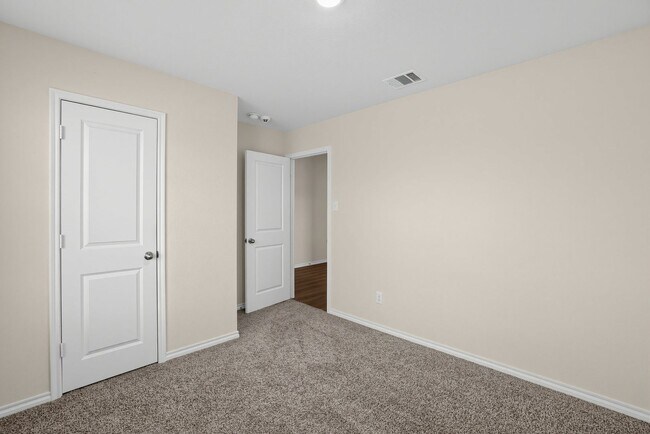 Building Photo - 116 Sir Barton Ln