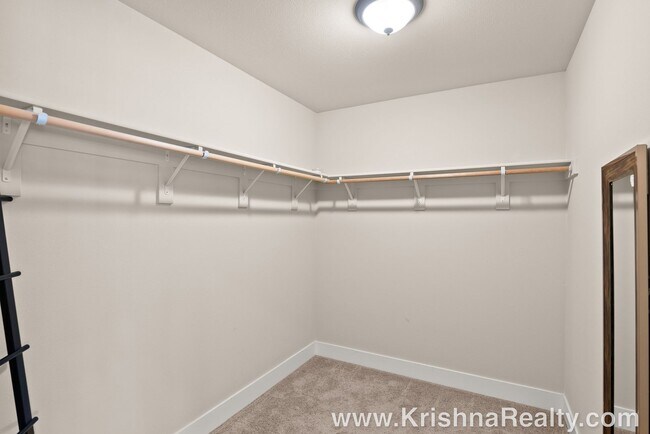 Building Photo - Gorgeous *Corner Lot* 4 BD* 2.5 BA* Single...