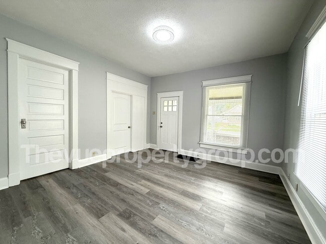 Building Photo - Remodeled 3 Bed, 2 Bath Home with Luxuriou...