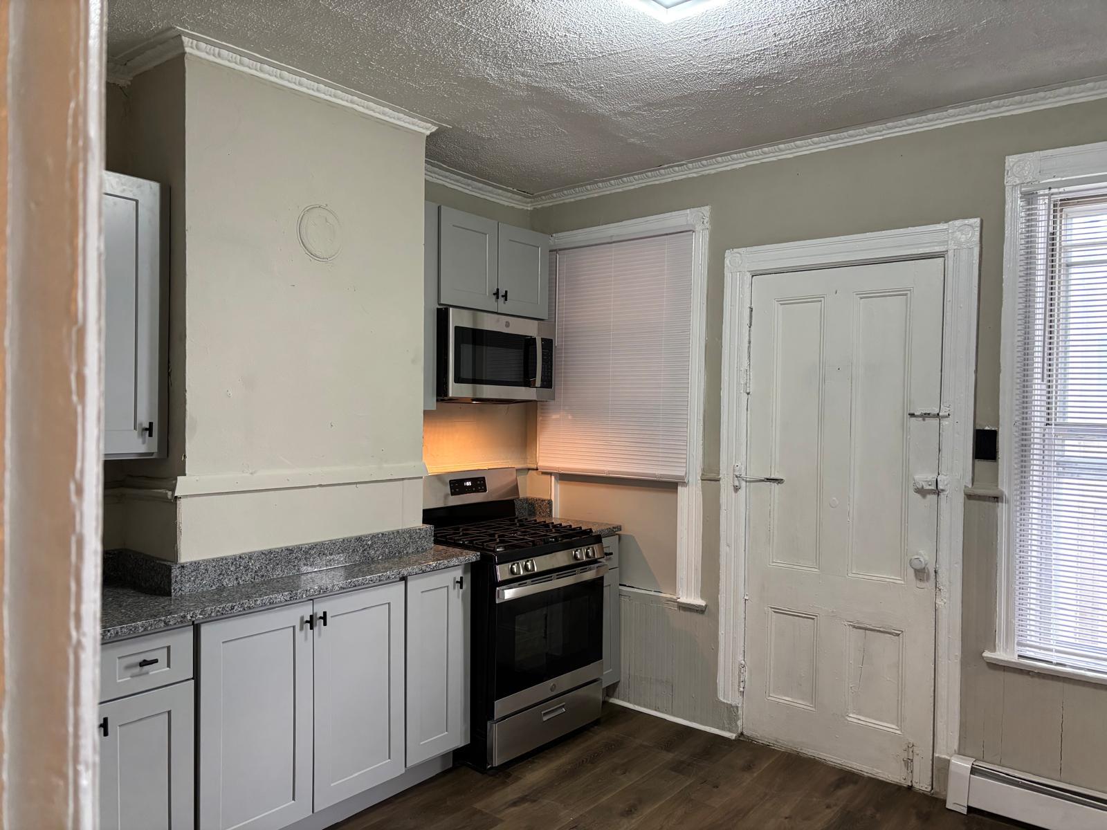 Building Photo - 633 Main St