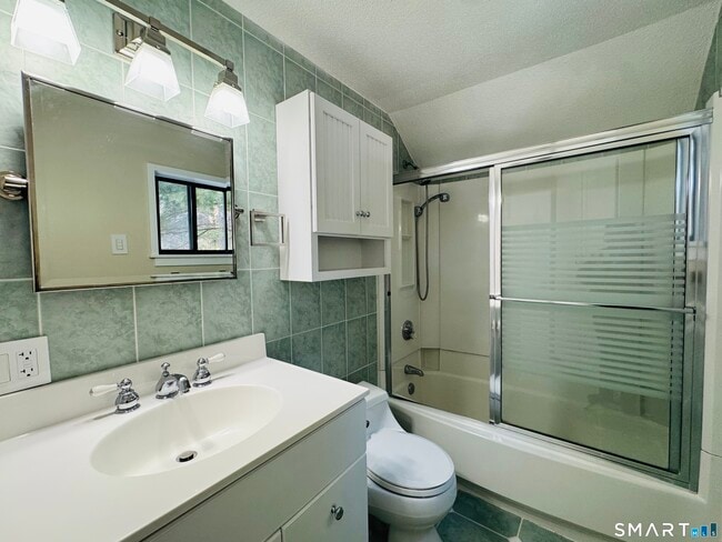 Building Photo - 2 Highland Square