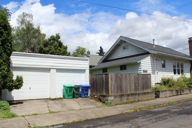 Building Photo - 2257 SE 43rd Ave