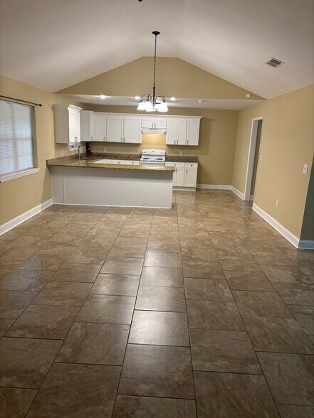 Building Photo - 632 Magnolia Dr