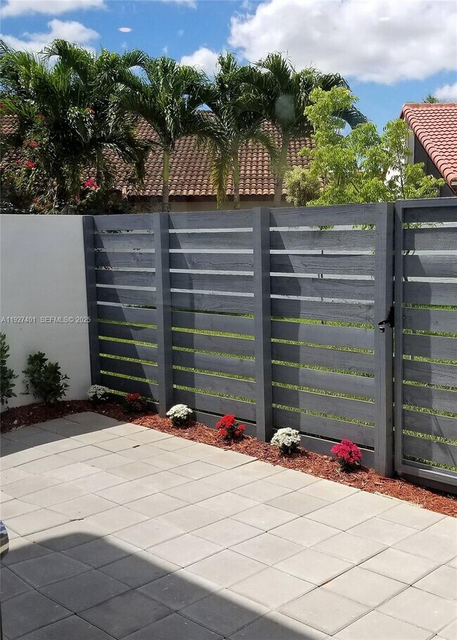 Building Photo - 10429 SW 118th Ave