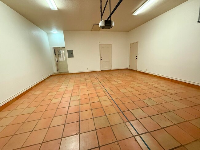 Building Photo - 10523 Bear Creek