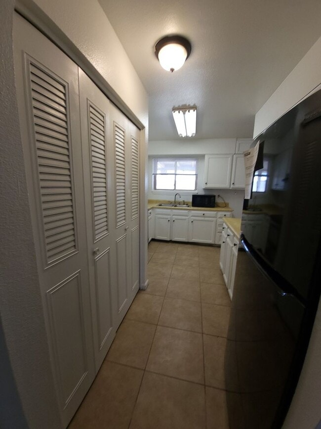 Building Photo - EXCELLENT VALUE ON THE PHOENIX/TEMPE BORDER!