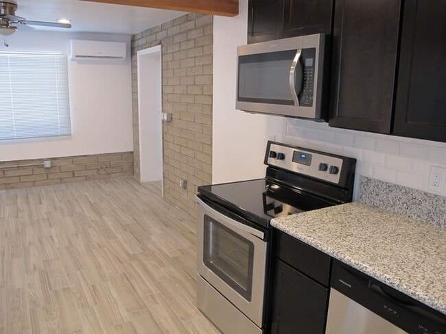 Building Photo - HOUSEE FOR RENT