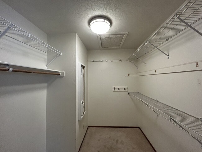 Building Photo - "Charming 2-Bed Townhouse Oasis with 2.5 Baths in Prime Las Vegas Location!"