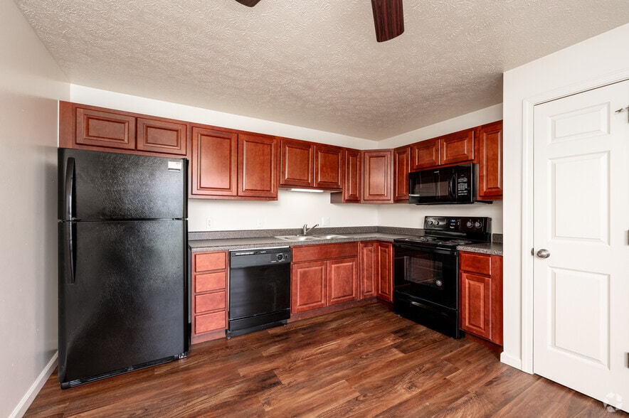2BR, 2BA - 1,079SF - Kitchen - Burberry Place Apartments