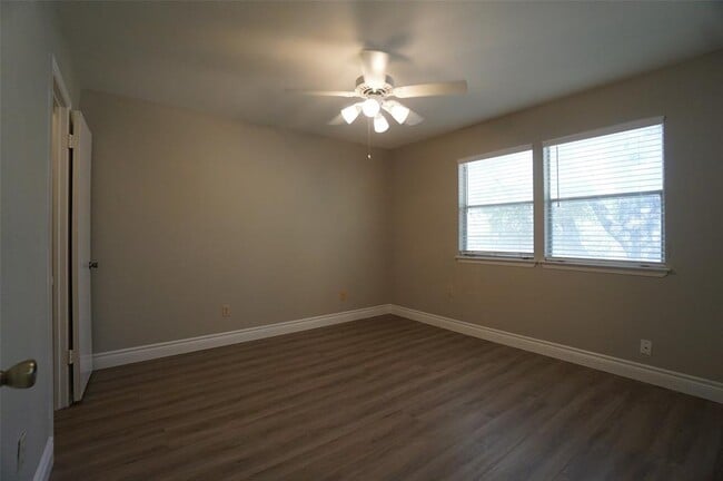 Building Photo - 9100 Mountain Ridge Dr