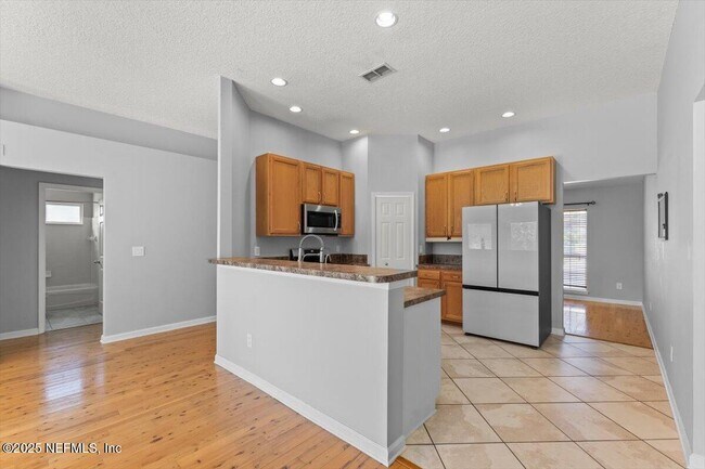 Building Photo - 1333 Lindseys Xing Dr
