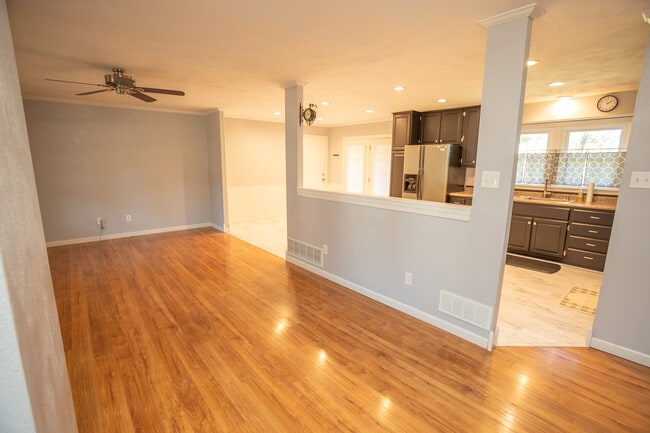 Building Photo - 710 Earl Lee Dr