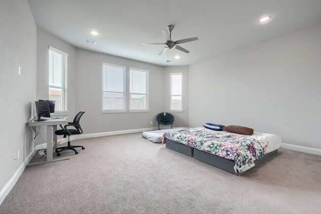 Building Photo - 929 Newcastle Dr