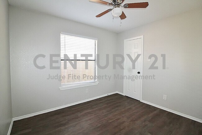 Building Photo - Nicely Updated 2/2/1 Duplex in Fort Worth ...