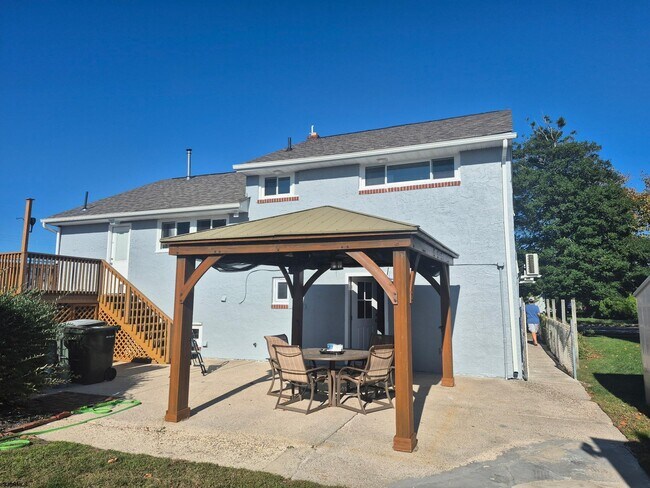 Building Photo - 566 N Elberon Ave