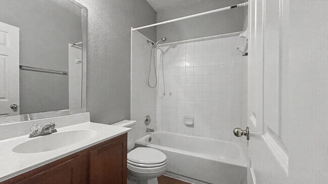 Building Photo - 3 Bed, 2 Bath Home with Garage & Fenced Yard / Pet-Friendly / Available now!