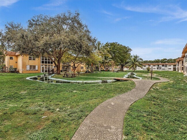 Building Photo - 5130 SW 40th Ave