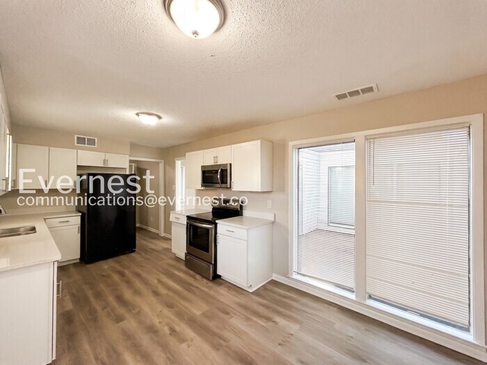 Building Photo - 3333 Leschallas Dr