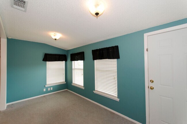Building Photo - Super cute 3 bedroom, 2 bath home in the s...