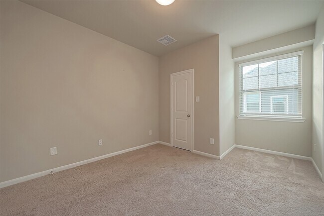 Building Photo - 8700 Laurel Crest Dr