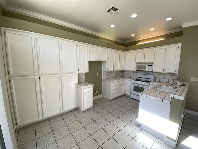 Building Photo - Charming Single-Story Home in Tracy — Acro...