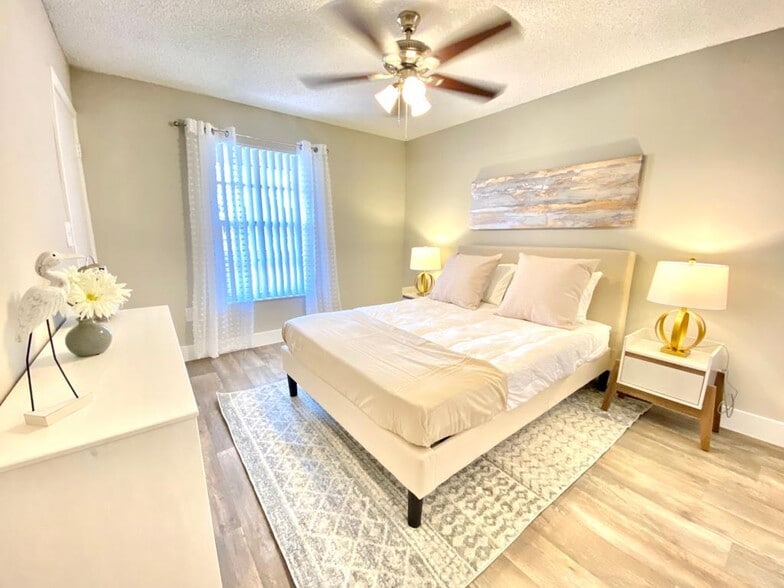 Building Photo - Landings at Pembroke Lakes