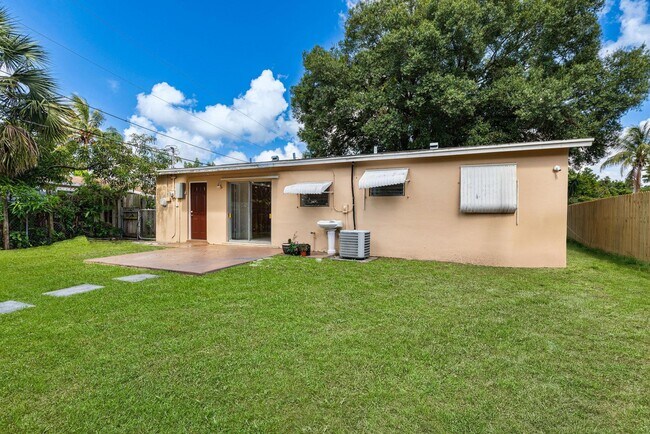 Building Photo - 6111 NW 43rd Ave
