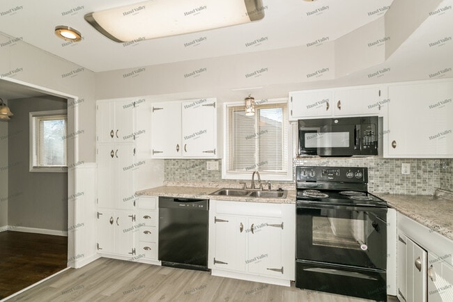 Building Photo - 31 Mercury Dr