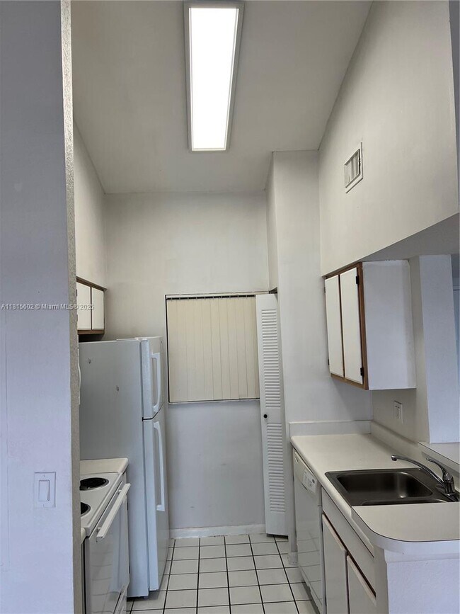 Building Photo - 2811 N Oakland Forest Dr