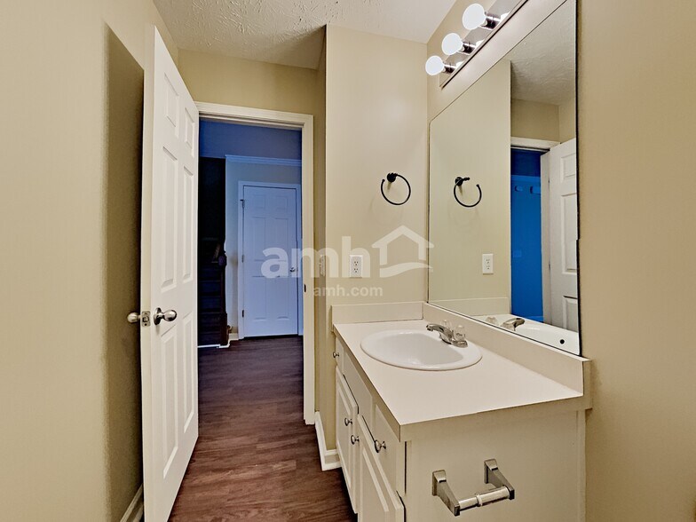 Building Photo - 3195 Hidden Creek Dr