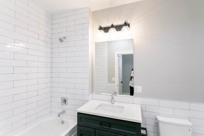 Building Photo - 1470 W Webster Ave