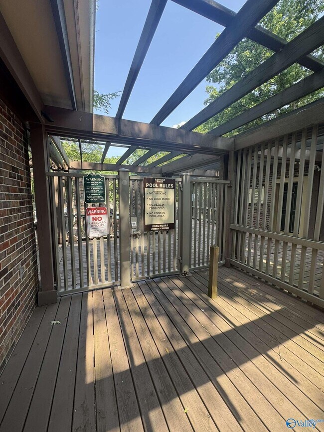 Building Photo - 2071 Woodlawn Dr SW
