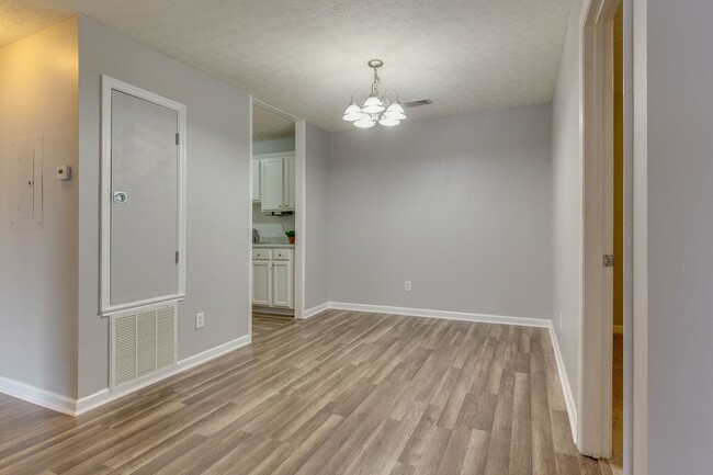 Building Photo - Adorable 2 bed/2 bath condo Hermitage