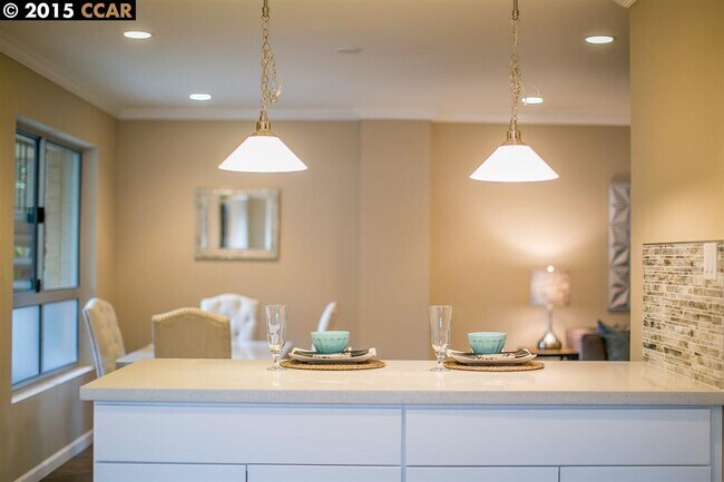 Building Photo - Gorgeous, Massive, 1BR/1BA, Fully Updated, 1000sqft+, A+++ Location, Parking Included